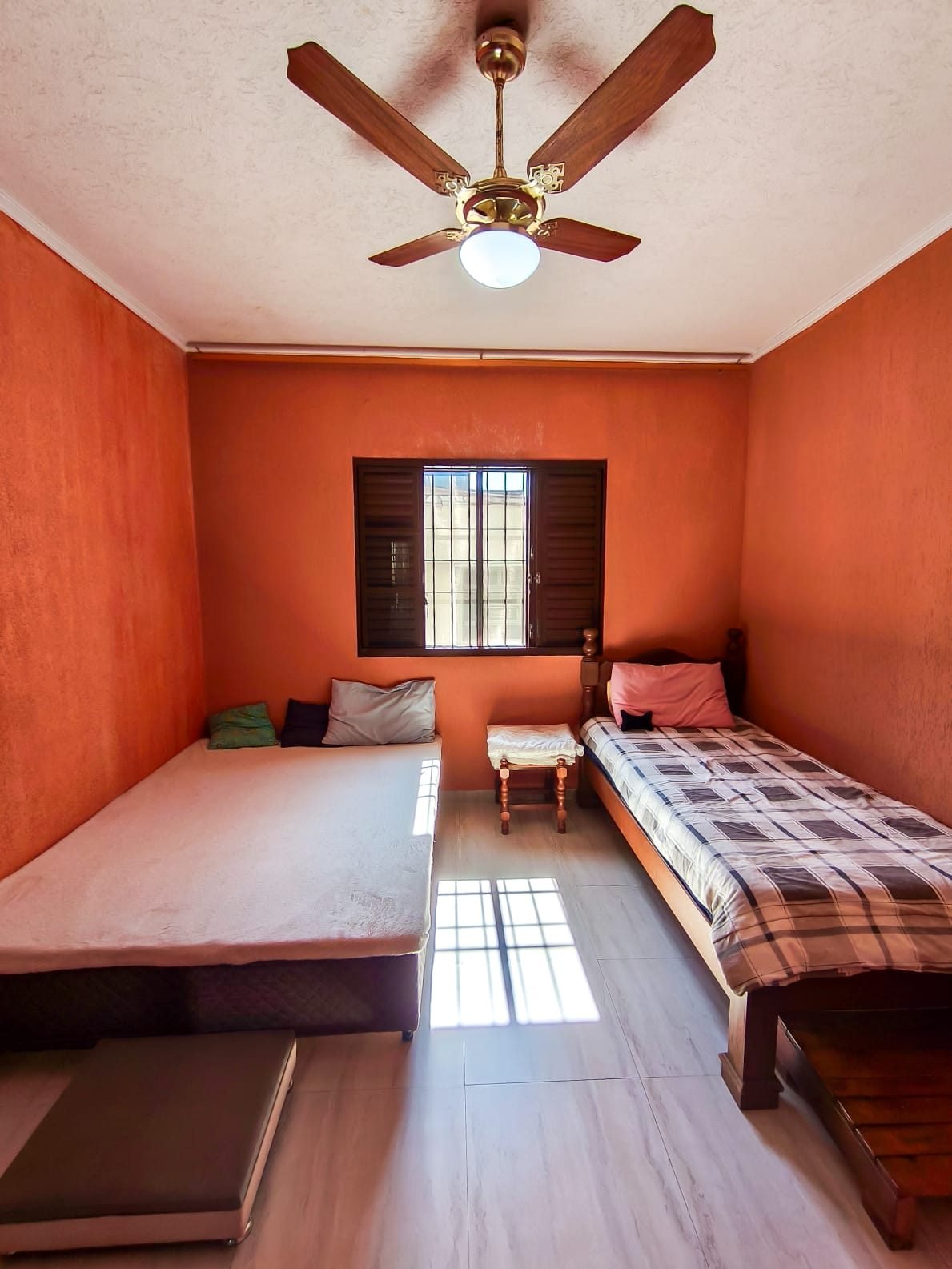 Quarto climatizado da Luli e Eu, com camas confortáveis, sem baias